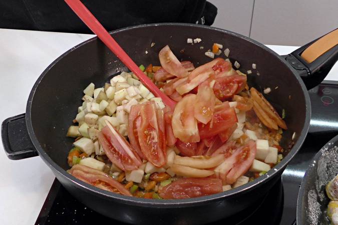 Añadir la berenjena y el tomate a la salsa
