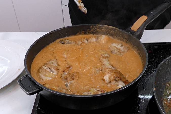 Guisar el pollo en la salsa