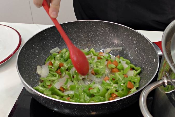 Preparar el sofrito de verduras