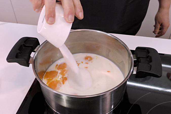 Mezclar las yemas, con la leche y la maicena