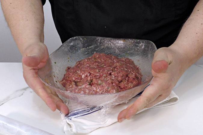 Hacer el preparado de carne para albóndigas