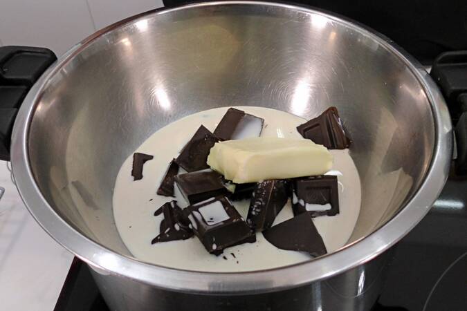 Fundir el chocolate con la mantequilla