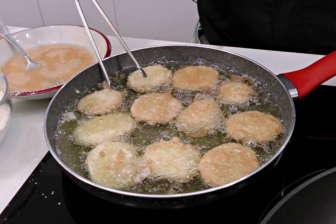 Rebozar y freír las patatas