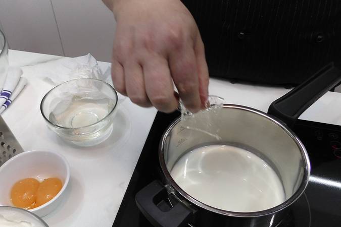 Mezclar la nata con la gelatina