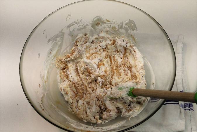 Agregar el merengue y la nata montada
