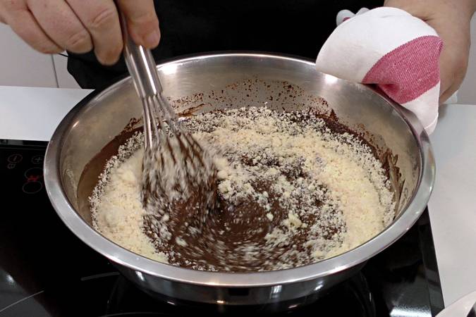Mezclar la leche y la almendra con el chocolate