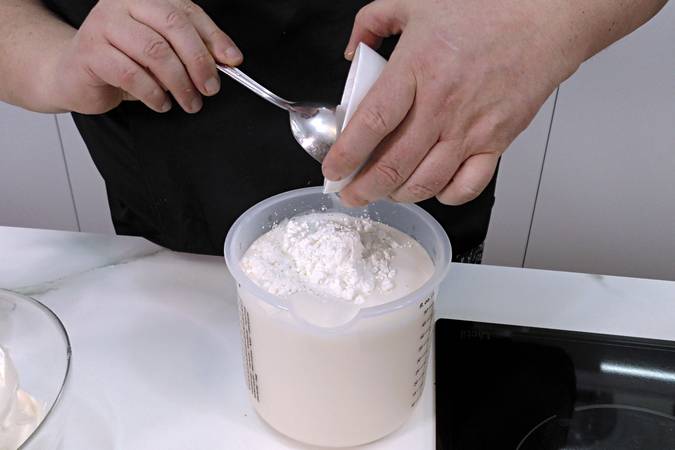 Mezclar la cuajada con la leche