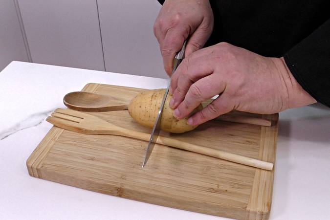 Hacer cortes en las patatas enteras