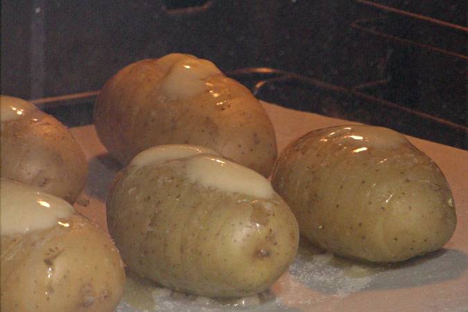 Encender el horno y dar el primer asado a las patatas