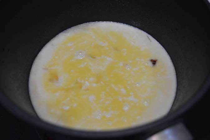 Cocinar la cebolla en la mantequilla y flambear