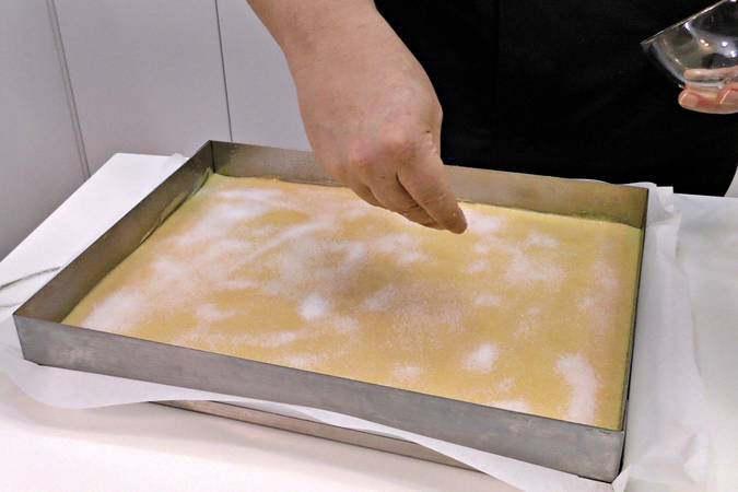 Preparar el molde y volcar la masa de bizcocho