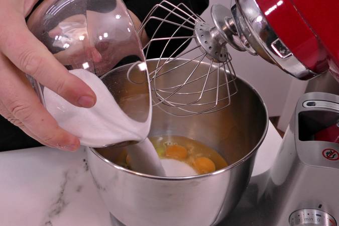 Mezclar los huevos con el azúcar