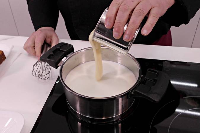 Calentar la leche condensada con la nata y la canela en polvo