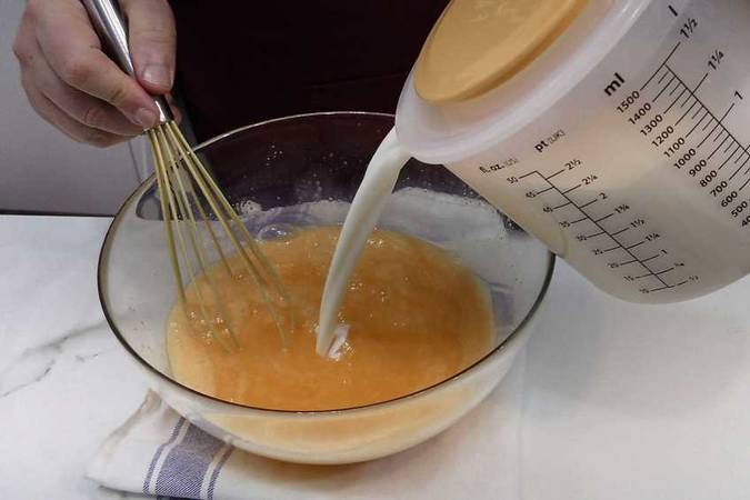 Mezclar los huevos con el azúcar, la leche y la nata