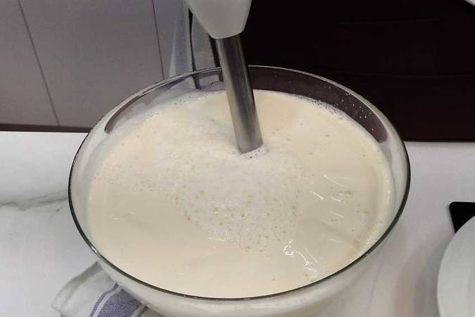 Añadir el queso mascarpone y triturar