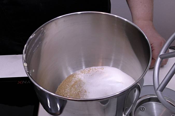 Mezclar la mantequilla con el azúcar