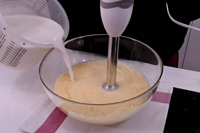 Agregar el queso, la leche y la nata