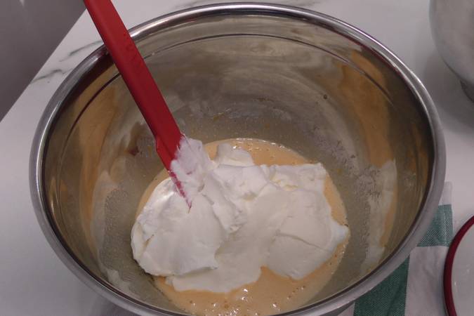 Mezclar las yemas con el azúcar y la nata montada