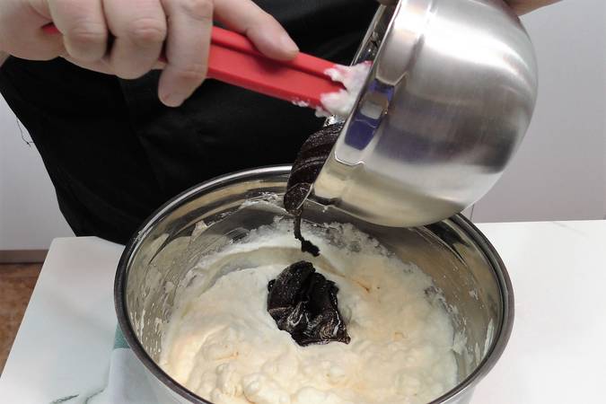 Agregar el merengue y el chocolate