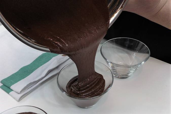 Volcar la mousse de chocolate en recipientes