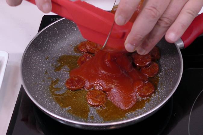 Freímos el chorizo y añadimos la salsa