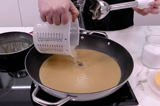Triturar la salsa de cebolla