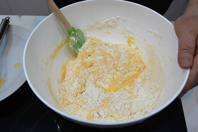 Añadir la mantequilla, la harina y la levadura