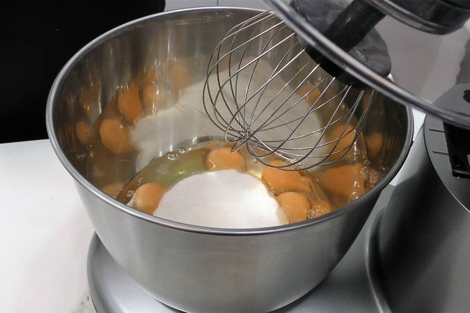 Batir los huevos con el azúcar