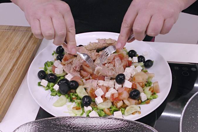 Colocar las verduras y el atún en el plato de presentación