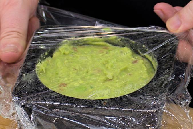 Agregar el cilantro picado y dejar el guacamole casero en la nevera