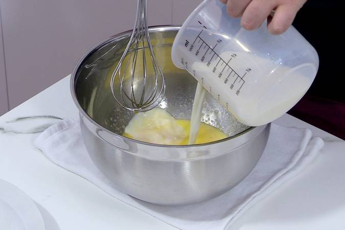 Agregar la leche, el aceite de oliva y la esencia de vainilla
