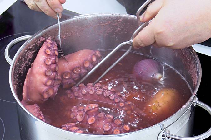 Step 3 of Galician Octopus, how to prepare it easy