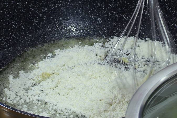Derretir la mantequilla y cocinar la harina