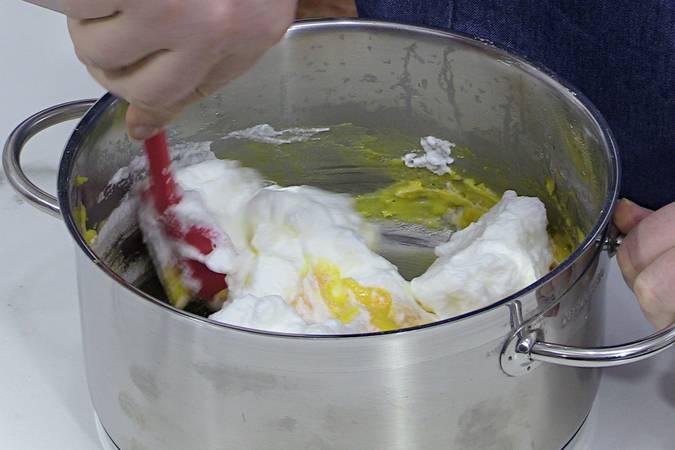 Mezclar el merengue con la crema