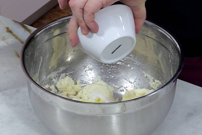 Agregar la sal y la mantequilla