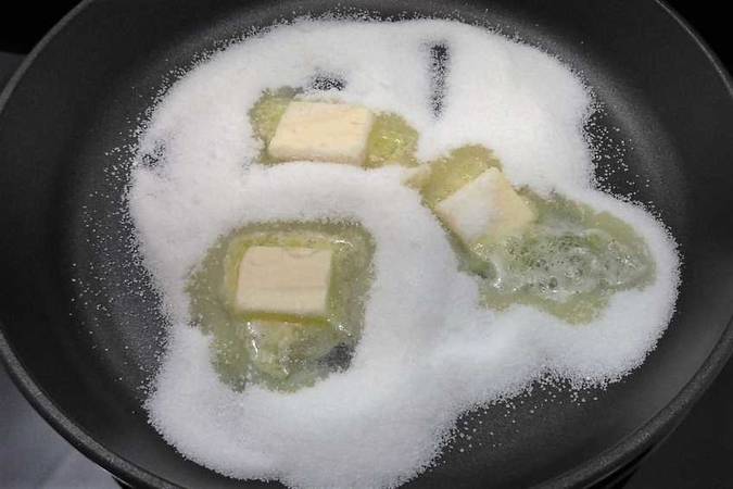 Derretir la mantequilla y el azúcar