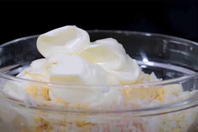 Mezclar el surimi, el huevo y la mayonesa