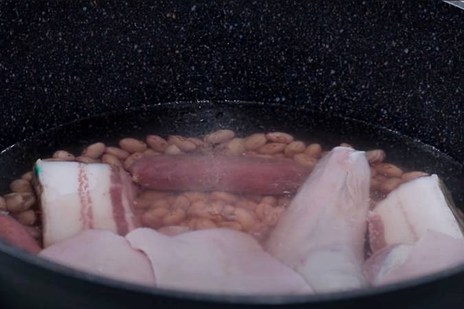 Poner a cocer las alubias con la carne