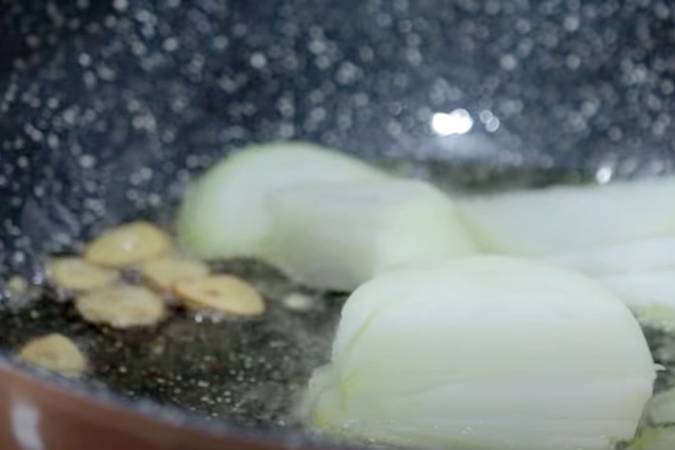 Cocinar el ajo y la cebolla