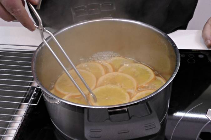 Preparar la naranja confitada