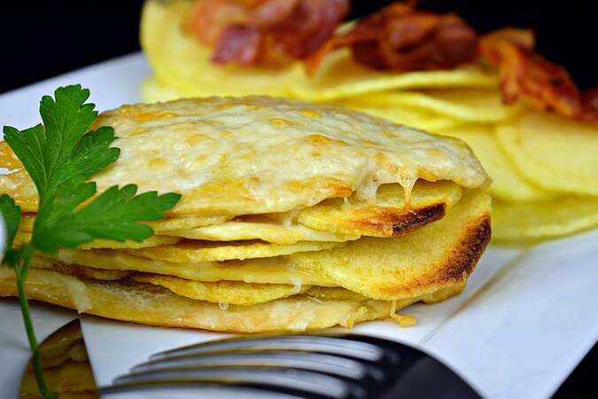 MILHOJAS DE POLLO Y PATATAS GRATINADO CON QUESO