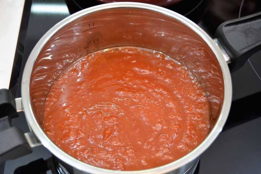  Paso 3 de Receta de morcilla asada con tomate y huevo frito