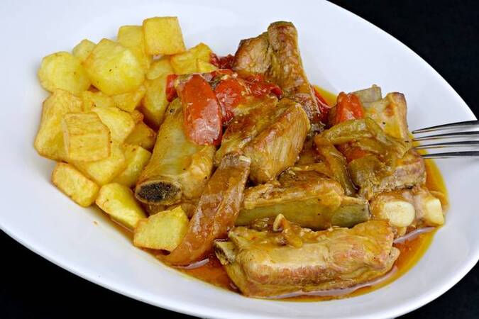 COSTILLA DE CERDO GUISADA CON CERVEZA Y PIMIENTOS