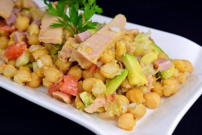 ENSALADA DE GARBANZOS CON ATÚN Y AGUACATE