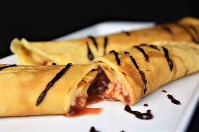 CREPES RELLENAS DE CREMA PASTELERA Y FRESAS