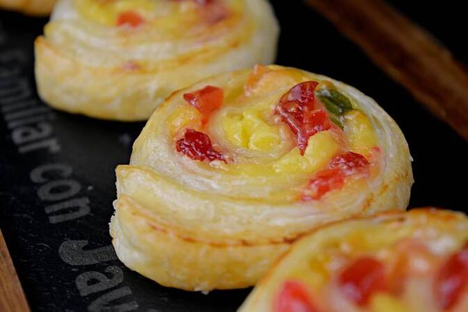 CARACOLAS DE HOJALDRE CON CREMA PASTELERA Y FRUTAS
