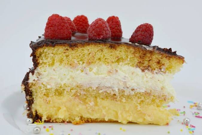 TARTA DE CUMPLEAÑOS CON CHOCOLATE, NATA Y CREMA