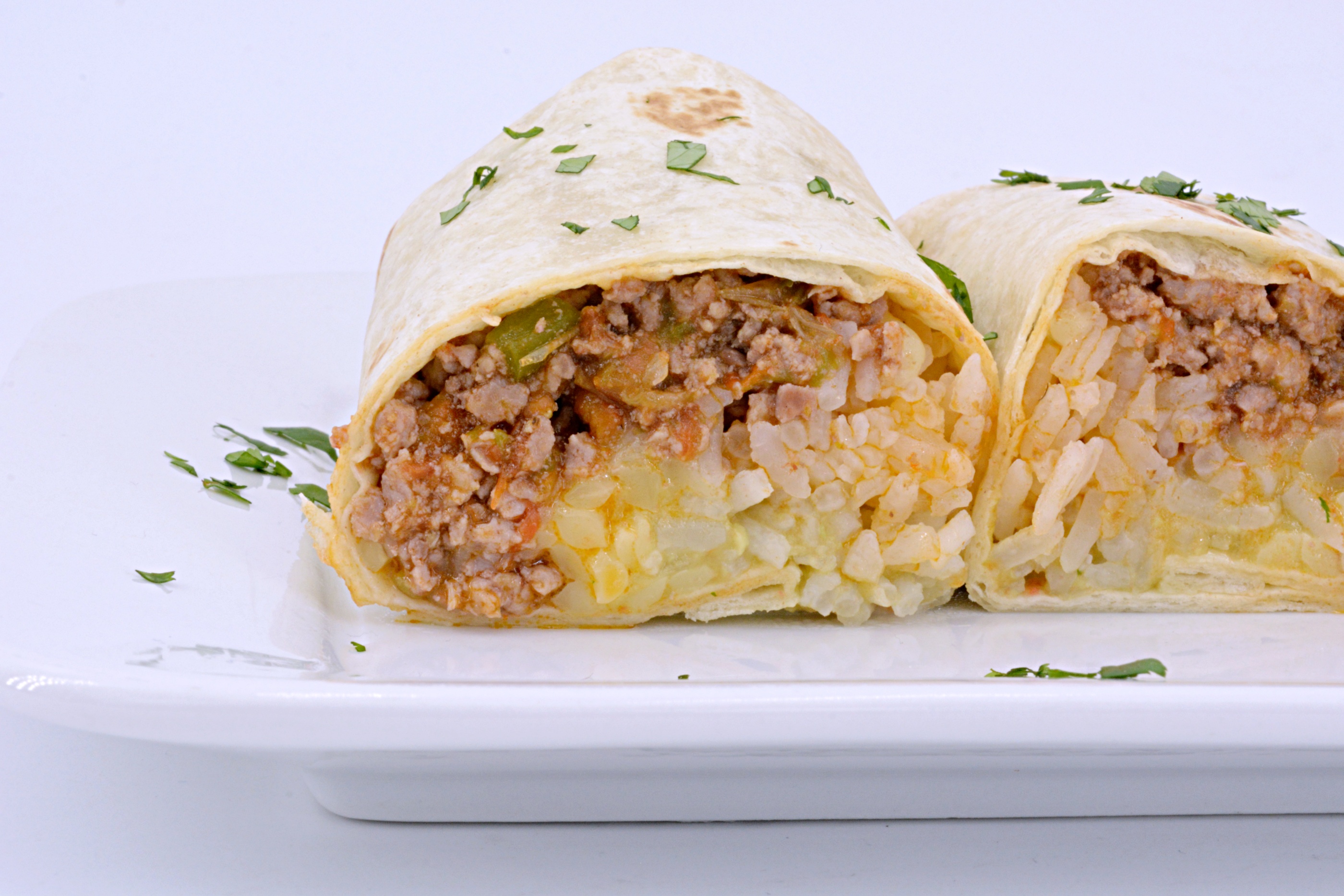 Burritos de carne con guacamole y arroz