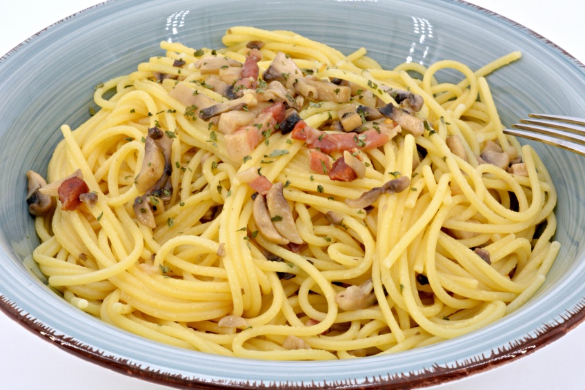 Espaguetis Con Champiñones Al Ajillo Y Beicon