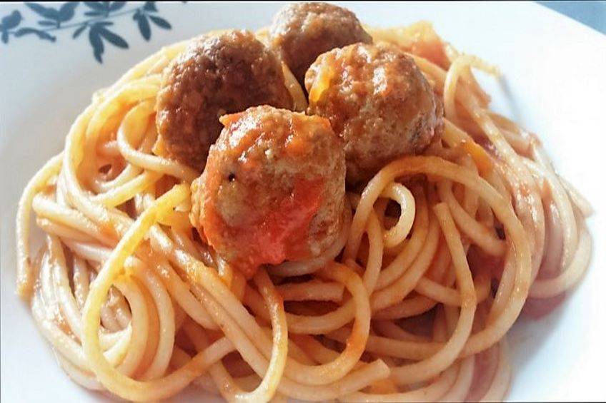 Espaguetis con albóndigas